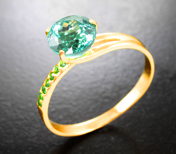 Золотое кольцо с ярким «неоновым» апатитом 2,15 карата и цаворитами