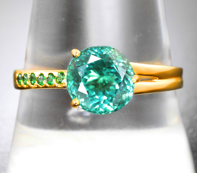 Золотое кольцо с ярким «неоновым» апатитом 2,15 карата и цаворитами