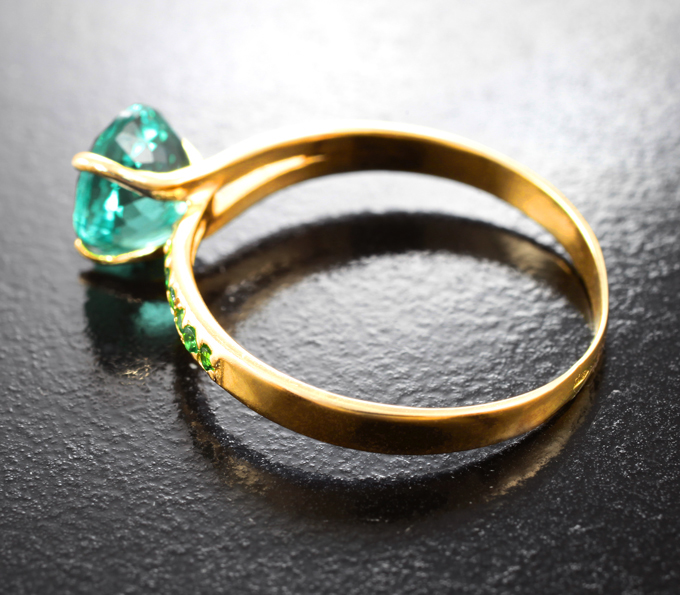 Золотое кольцо с ярким «неоновым» апатитом 2,15 карата и цаворитами