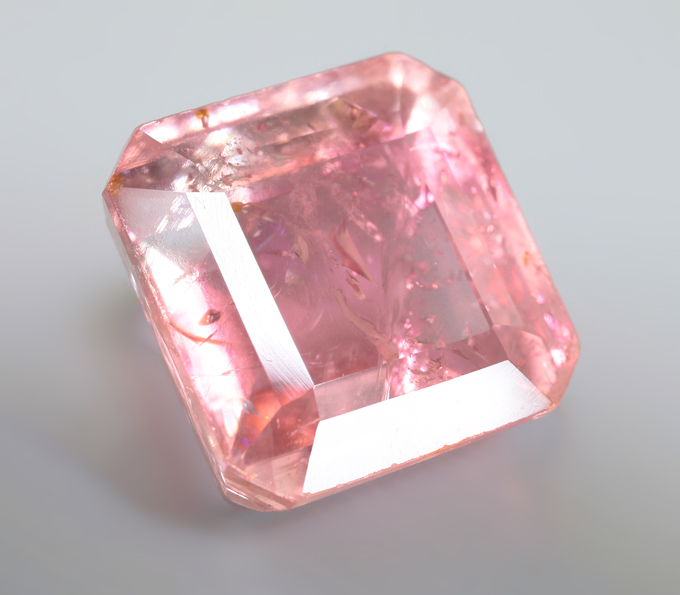Крупный розовый турмалин 6,52 карата