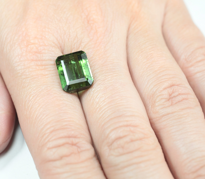 Крупный зеленый турмалин 7,51 карата