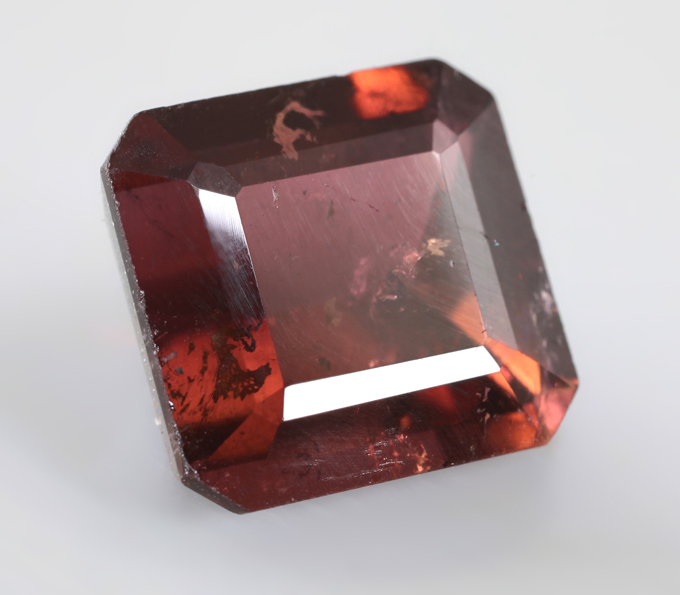 Крупный оранжевый турмалин 8,13 карата