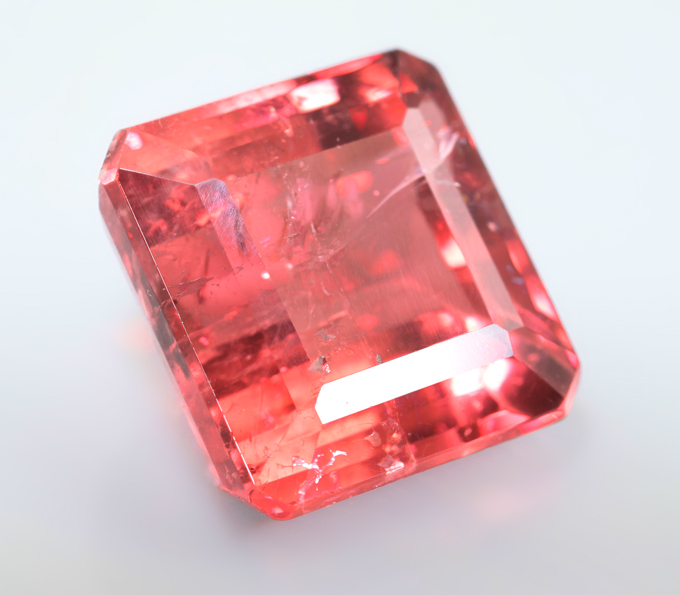 Яркий падпараджа турмалин 8,27 карата