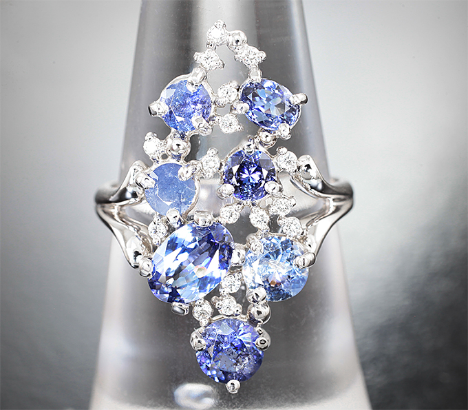 Кольцо с бенитоитами 1,94 карата и бриллиантами