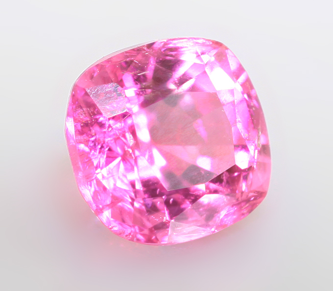 "Неоновая" пурпурно-розовая шпинель 0,62 карата