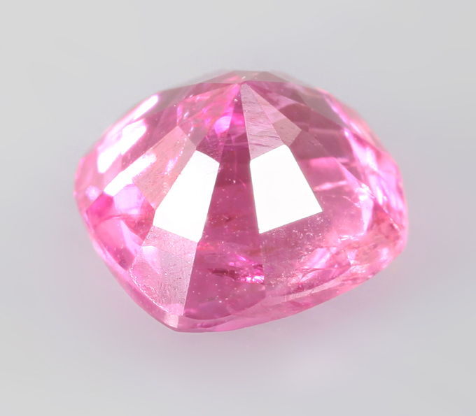 "Неоновая" пурпурно-розовая шпинель 0,62 карата