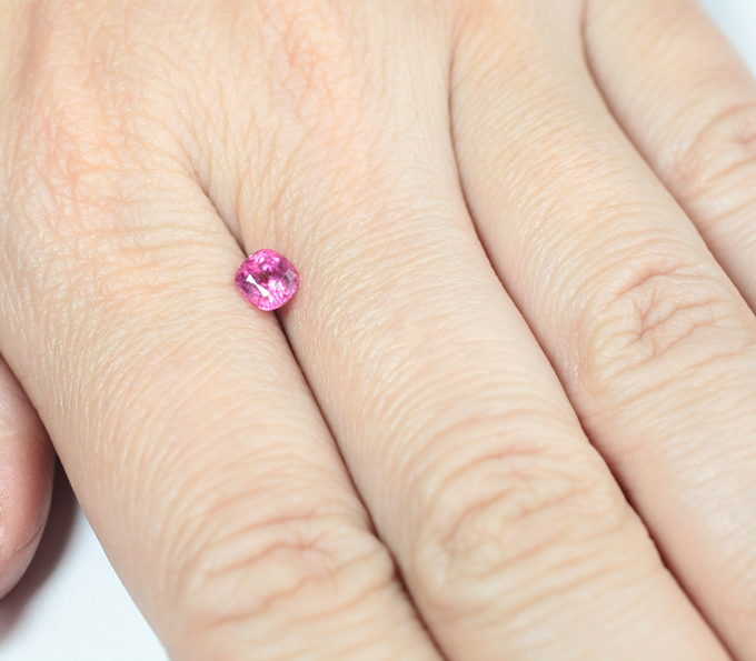 "Неоновая" пурпурно-розовая шпинель 0,62 карата