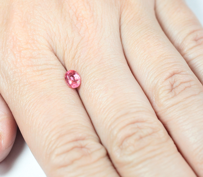 Неоново-красная шпинель 0,73 карата