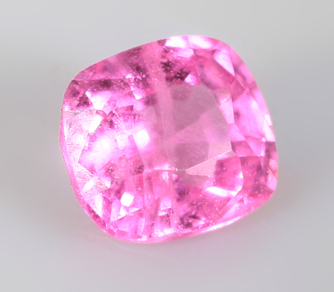 "Неоновая" пурпурно-розовая шпинель 0,3 карата