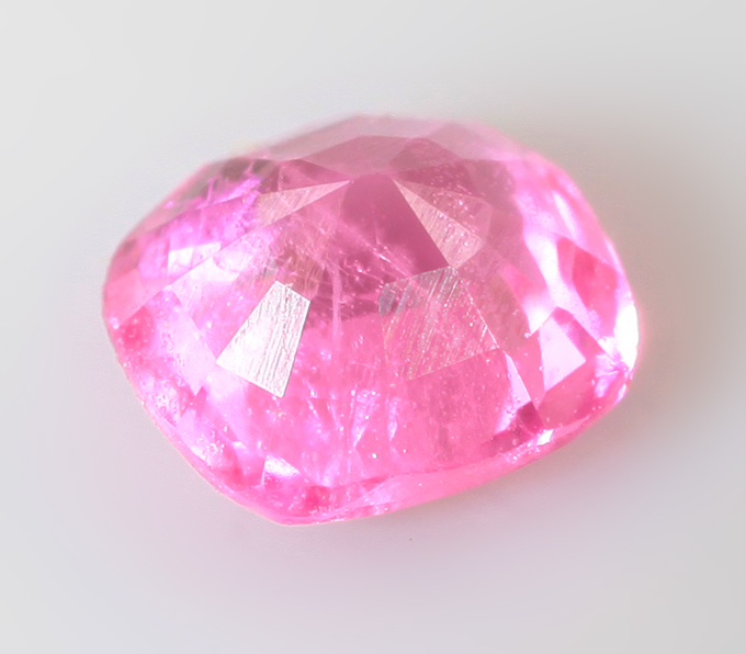 "Неоновая" пурпурно-розовая шпинель 0,3 карата
