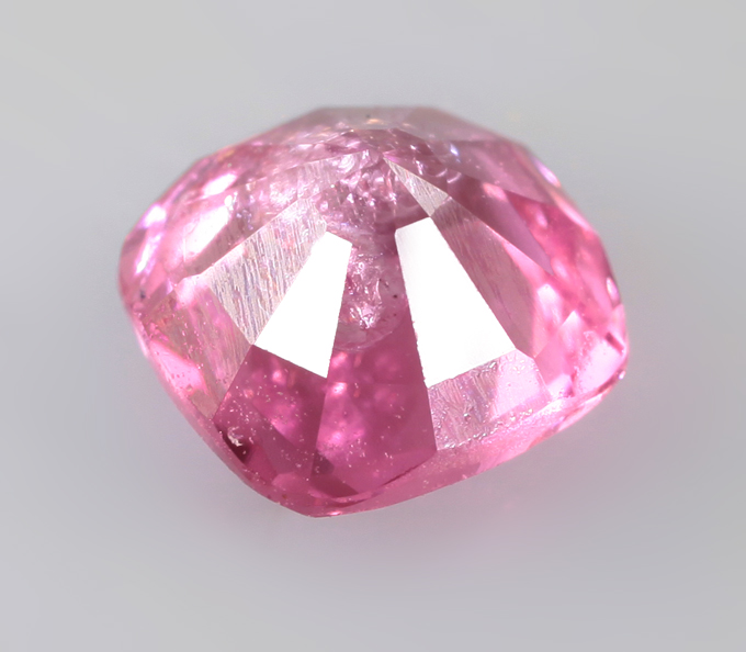 "Неоновая" пурпурная шпинель 0,54 карата