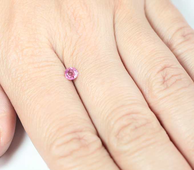 Пурпурно-розовая "неоновая" шпинель 0,34 карата