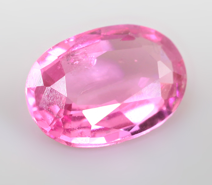 "Неоновая" пурпурно-розовая шпинель 0,61 карата