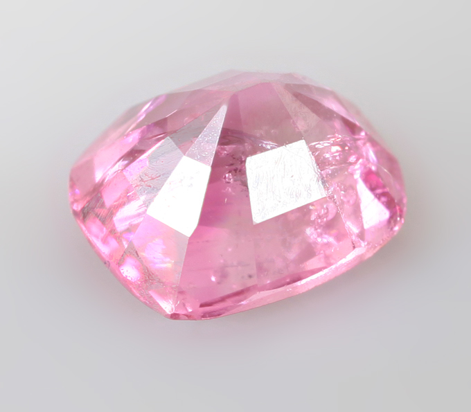 "Неоновая" пурпурно-розовая шпинель 0,43 карата