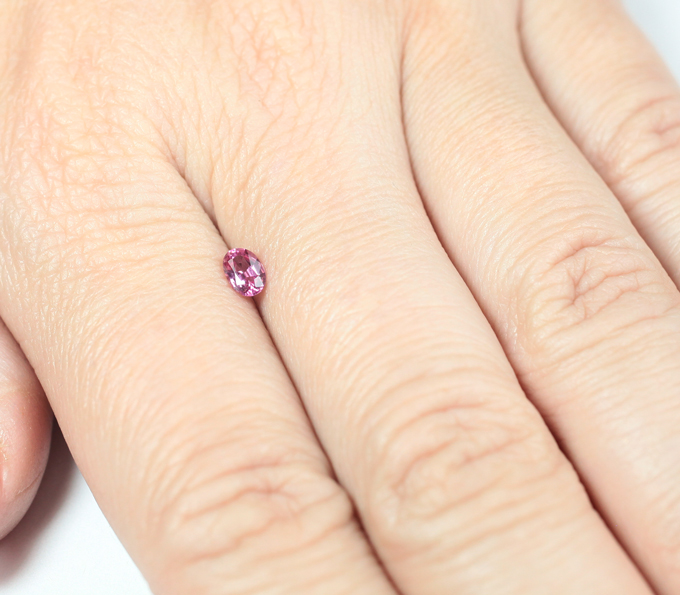 Пурпурно-розовая "неоновая" шпинель 0,33 карата