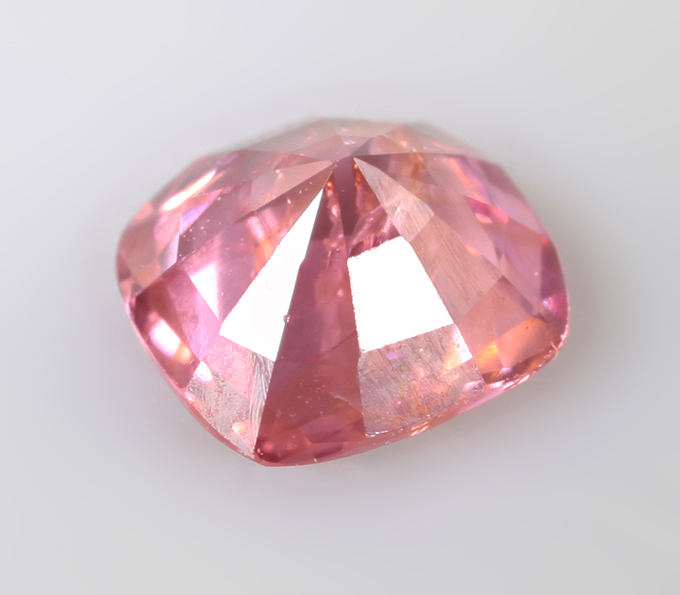 "Неоновая" полихромная шпинель 0,35 карата