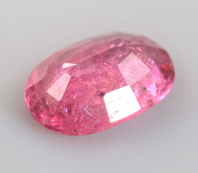 Пурпурно-розовая "неоновая" шпинель 0,43 карата