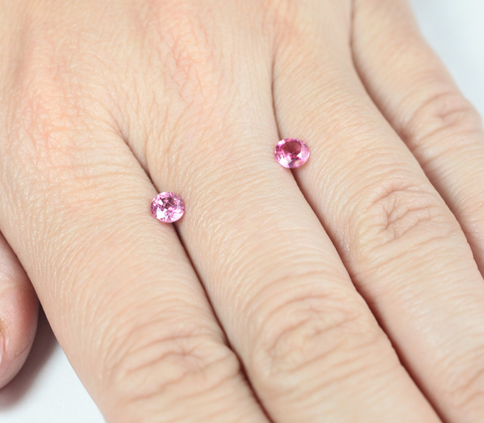 Пара пурпурно-розовых "неоновых" шпинелей 0,85 карата
