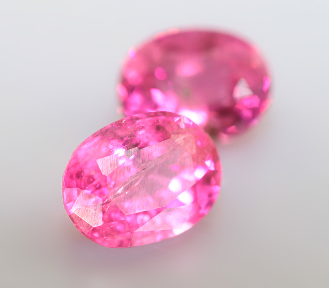 Пара пурпурно-розовых "неоновых" шпинелей 0,9 карата