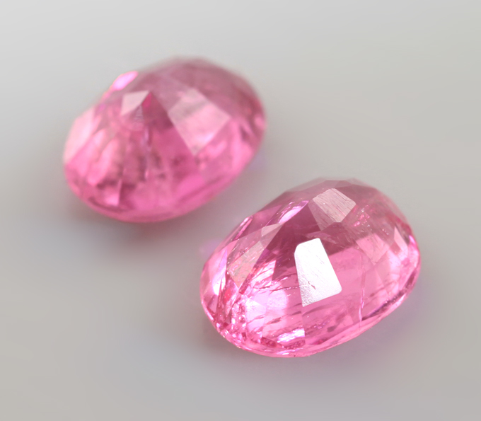 Пара пурпурно-розовых "неоновых" шпинелей 0,9 карата