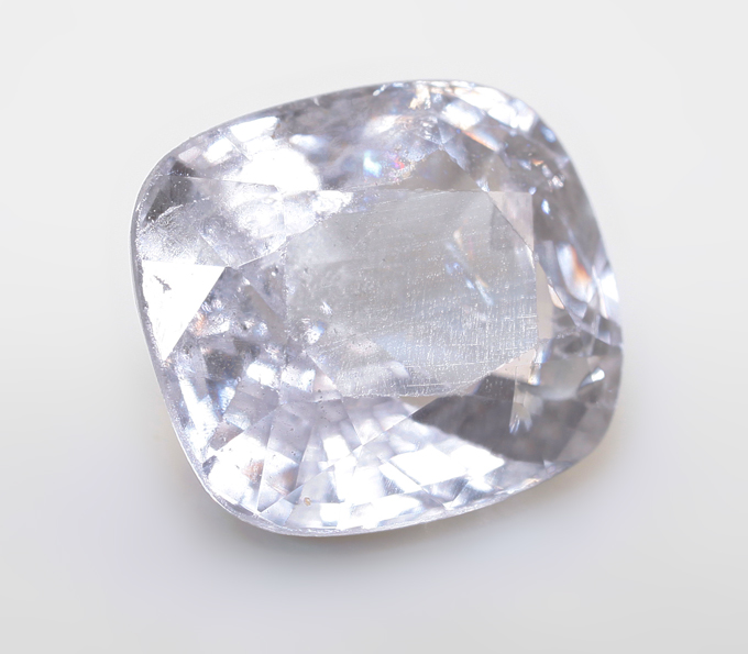 Крупная фиолетовая шпинель со сменой цвета 2,85 карата