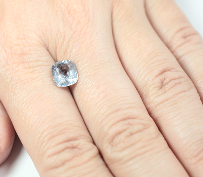 Крупная фиолетовая шпинель со сменой цвета 2,85 карата