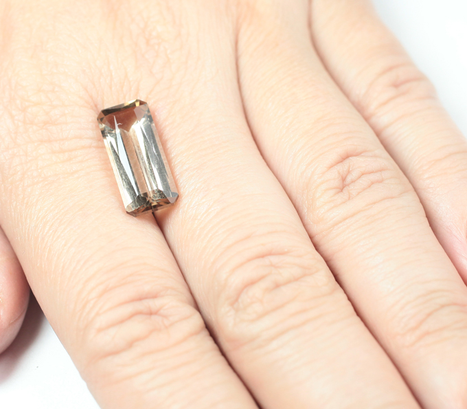 Крупный скаполит 6,45 карата