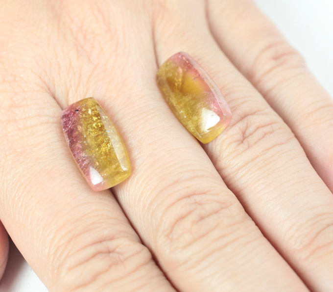 Крупная пара полихромных турмалинов 15,69 карата