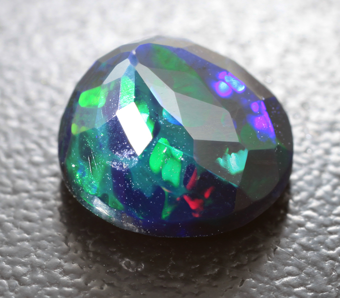 Ограненный черный опал 1,99 карата