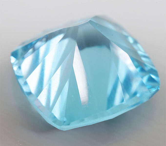 Крупный swiss топаз лазерной огранки 16,64 карата