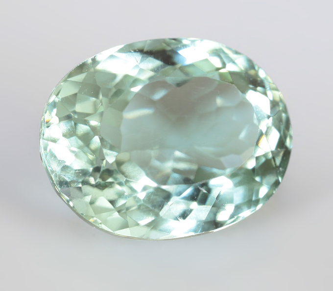 Чистейший апатит оттенка морской волны 3,85 карата