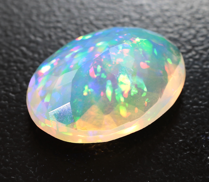 Ограненный эфиопский опал 4,73 карата