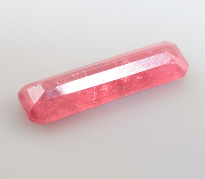 Редкий ограненный родонит 2,4 карата