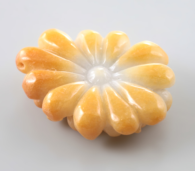 Крупный резной желтый нефрит 67,55 карата