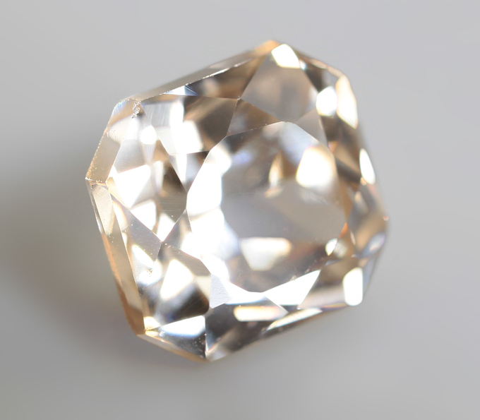 Циркон "шампань" 2,06 карата