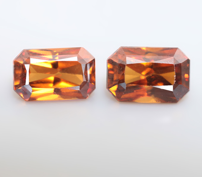 Пара ярких цирконов 2,78 карата