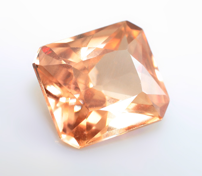 Чистейший розовато-оранжевый циркон 2,94 карата