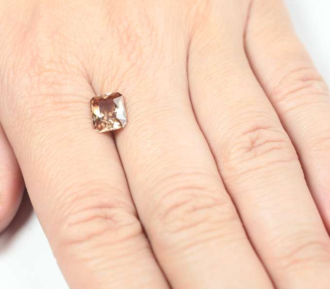 Чистейший розовато-оранжевый циркон 2,94 карата