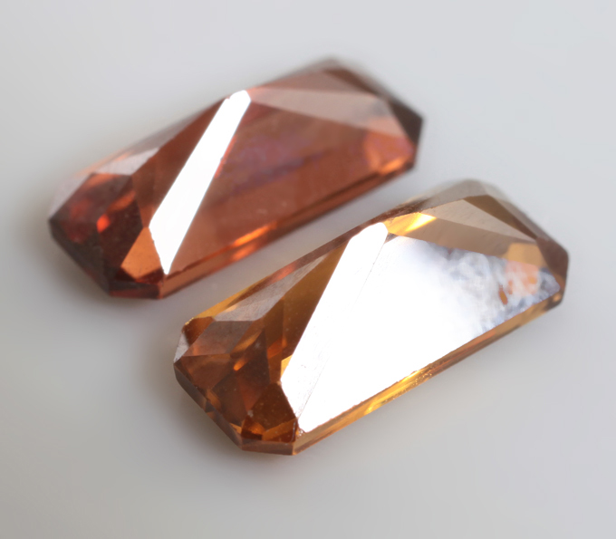 Пара ярких цирконов 4,81 карата