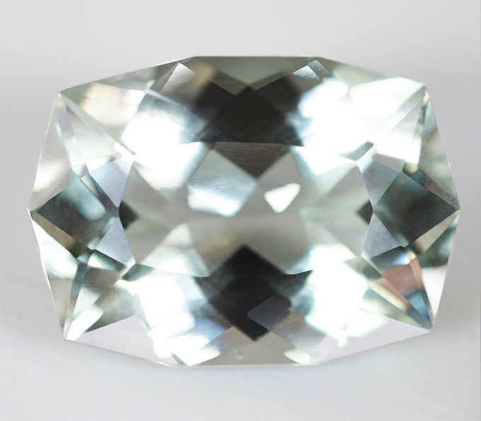 Чистейший платиново-зеленый аметист авторской огранки 9 карат