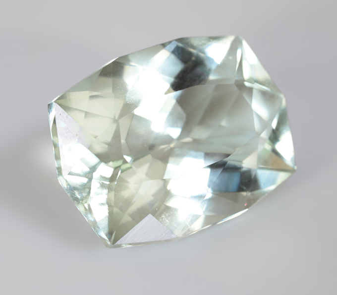 Чистейший платиново-зеленый аметист авторской огранки 9 карат