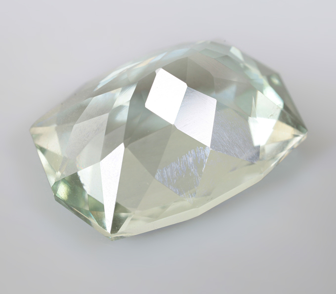 Чистейший платиново-зеленый аметист авторской огранки 9 карат