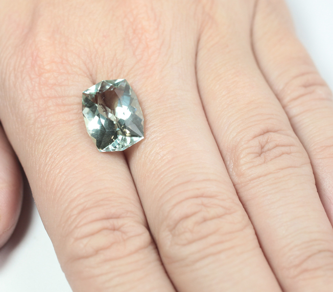 Чистейший платиново-зеленый аметист авторской огранки 9 карат