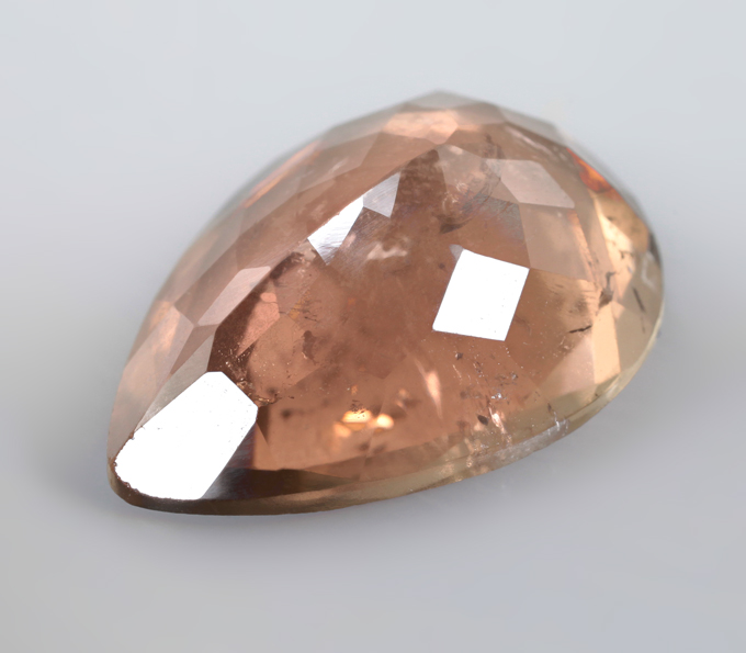 Крупный желтовато-оранжевый турмалин 7,21 карата