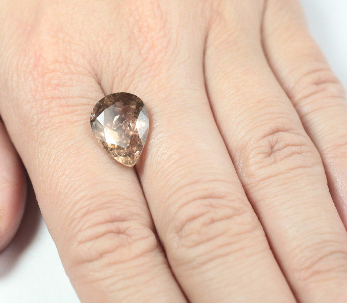 Крупный желтовато-оранжевый турмалин 7,21 карата