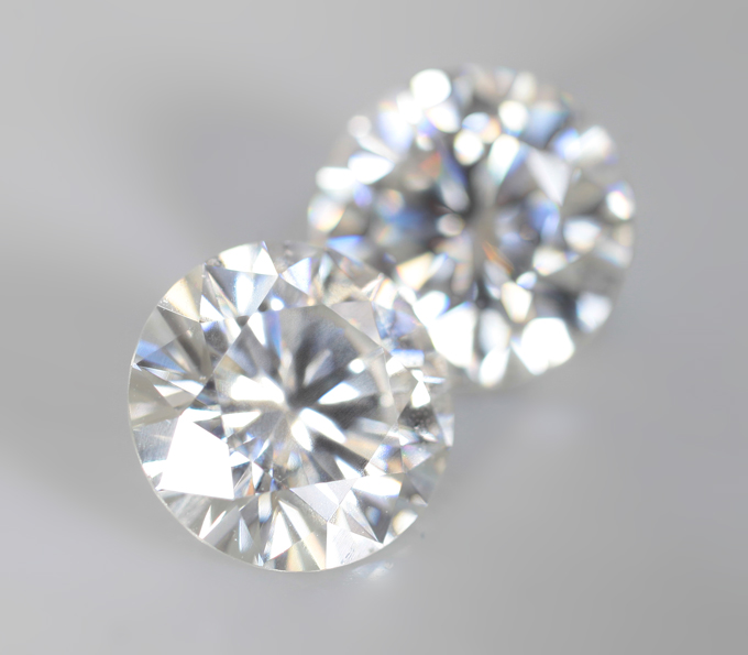 Крупная пара бесцветных муассанитов 3,63 карата