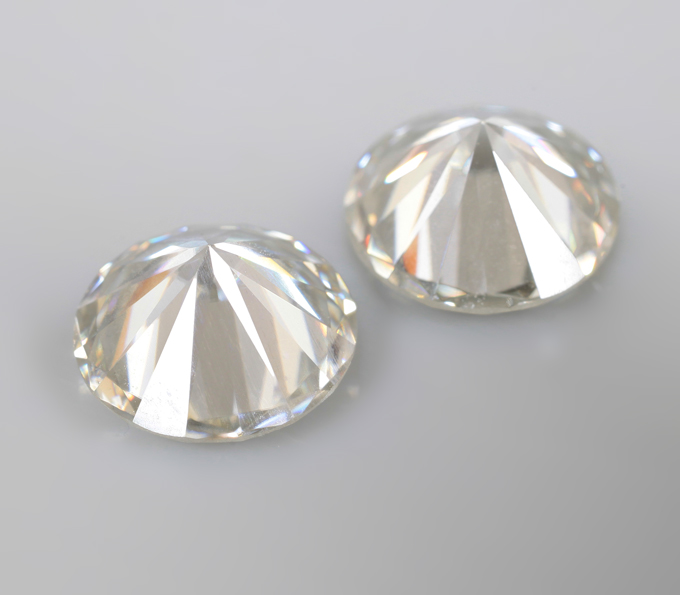 Крупная пара бесцветных муассанитов 3,63 карата