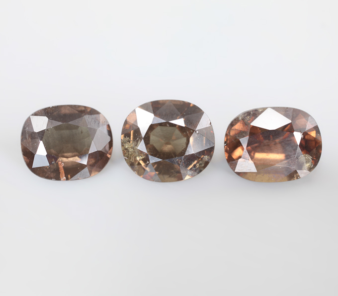 Крупный набор из 3 гранатов со сменой цвета 7,41 карата