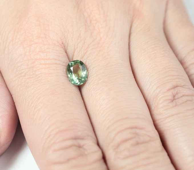 Зеленый апатит 1,64 карата