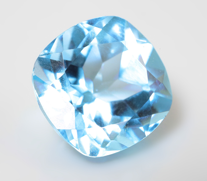 Чистейший Swiss топаз авторской огранки 9,33 карата